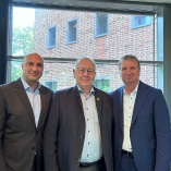 Dipl.-Ing. Hartmut Wegener (r.) bedankt sich bei Dipl.-Ing. Werner Flatken (2.v.l.) für seine ehrenamtliche Tätigkeit und begrüßt Aykut Jahn B.Eng. (l.) als neu gewählten stellvertretenden Vorsitzenden der rbv-Landesgruppe Niedersachsen. (Foto: rbv)